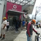 Exteriores de la entidad bancaria en Playas, en de la cual se produjo un asalto armado a un cliente