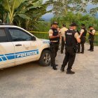 La policía llegó al sitio y revisaron la zona donde dejaron los cuerpos.