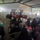 En un aula de la escuela Antonio Flores velan los cuerpos de las mujeres.