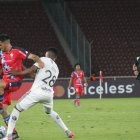 Ronie Carrillo (i) marcó el segundo gol de El Nacional en el empate ante el DIM.