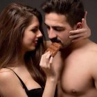 El cacao, la base del chocolate, no solo aumenta el flujo sanguíneo en los órganos sexuales, también eleva la libido y el estado de ánimo.