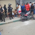 Familiares de la víctima intentaron realizar su propio levantamiento del cadáver y trataron de llevarse el cuerpo a su casa.