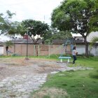 El pequeño parque no es ocupado por niños ni adultos, sino por la maleza y los zancudos.