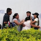 Parientes de Bryan Macías lloran desconsolados su muerte.