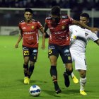 El Expreso Austral se impuso por 2-0 a los albos que se quejaron por el arbitraje.