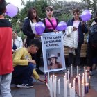 Parientes hicieron un plantones junto al edificio de la gobernación y de la Fiscalía del Azuay.