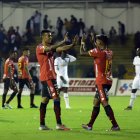 El argentino Bruno Duarte (2) lideró la defensa de Deportivo Cuenca en el triunfo ante Liga de Quito.