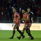 El argentino Bruno Duarte (2) lideró la defensa de Deportivo Cuenca en el triunfo ante Liga de Quito.
