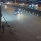 Cámara de seguridad capta el momento en que niño llega en bicicleta y coloca el artefacto.