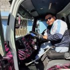 Carlos Terán adaptó una barra de metal para empujar el embrague y manejar.