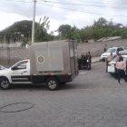 Los paramédicos confirmaron la muerte de la mujer cuando llegaron a la escena.