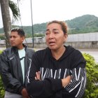 Mariana Véliz llora la muerte del mayor de sus hijos. Llegó a la morgue para retirar su cuerpo.