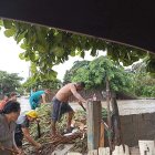 Moradores ayudaron a retirar las palizadas y escombros arrastrados por el agua.