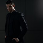 Con la ‘pinta’ total black (todo de negro) el graduado se verá muy elegante.