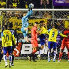 El arquero Javier Burrai salvó en varias ocasiones los errores presentados por los defensas de los toreros.