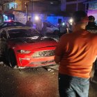 Un vehículo de alta gama fue incinerado en una esquina del suburbio de Guayaquil.