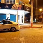 Sujetos en una moto se estacionaron frente a la licorería y dispararon contra las vitrinas.