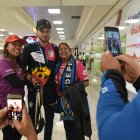 Gisela Guaña (i) y Sarita Oña (d) salieron felices al entregarle flores al profe Martín Anselmi y llevarse la foto de recuerdo.