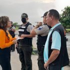 Vanessa Robles y el camarógrafo Eddy Robalino, luego del intentó de asalto.