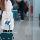 Mujer viajera en una foto referencial.