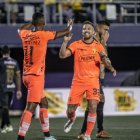 El argentino Jonatan Bauman (d) fue titular en el debut de Barcelona, ante Gualaceo, en la LigaPro 2023.