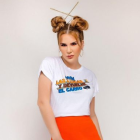 Carolina Jaume modelando las camisetas que fabricó.