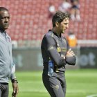 El estratega de Liga de Quito, Luis Zubeldía, no estará en el banquillo técnico ante Aucas, por suspensión.