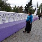 Los nombres de Bertha Minchala y Cristina Palacios están sobre la estructura cuencana.