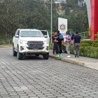 Familiares tratan de consolarse ante la muerte de la pequeña de 6 años.