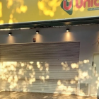 Los cierres metálicos del supermercado de la familia de su esposa, Antonela Rocuzzo,  fueron tiroteados con 14 disparos en la madrugada del jueves.