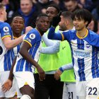 Los ecuatorianos Moisés Caicedo (c) y Pervis Estupiñán (i) fueron titulares con el Brighton.