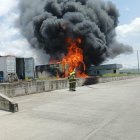 Un total de 25 bomberos realizaron durante dos  horas el trabajo de sofocación y enfriamiento, logrando controlar la emergencia.