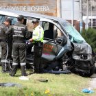 Tres de las víctimas habrían salido expulsadas de la furgoneta, tras chocar contra un vehículo liviano.