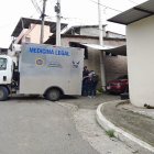 Dos hombres que iban a bordo de un automóvil fueron baleados, uno falleció, el otro resultó herido. En la misma zona un día antes la Policía decomisó una granada y droga