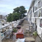 Un ‘despelote’ encontraron en uno de los pasillos del cementerio.