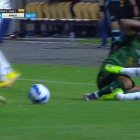 El jugador de Emelec, Jackson Rodríguez, sufrió una fuerte entrada por parte de Richard Calderón (c), de Orense.