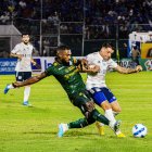 Gabriel Achilier (i), exEmelec, marcó el primer gol de Orense.