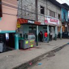 La Policía Nacional levantaba evidencias en el sitio del hecho violento en Daule, Guayas.