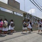 La maestra amenazada imparte clases en el colegio Veintiocho de Mayo.