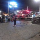 En el accidente estaría involucrado un tercer vehículo que habría impactado a la camioneta que se pasó de carril y chocó el auto donde viajaba la familia.