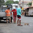 En las calles en las calles Camilo Destruge entre Nicolás Segovia y Alfredo Valenzuela fue asesinado Douglas Leal. Vecinos colocaron velas donde cayó su cuerpo.