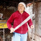 La mujer tiene listo el machete ante cualquier eventualidad.