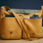Hay bolsos o carteras que no usamos porque pasaron de moda o simplemente ya no nos gustan. Sácalo y deja el espacio libre.