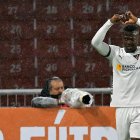 La primera fase de la Copa Sudamericana tuvo su estreno para los equipos ecuatorianos la noche del martes 7 de marzo con el juego entre Liga de Quito y Delfín en el estadio Rodrigo Paz.
Los albos, presionados tras no poder ganar en sus dos primeros encuentros de LigaPro, salieron con todo en busca del arco manabita que llegaba con el duro golpe de haber caído por 5-0 en el campo de Barcelona.
Apenas a los 7 minutos los locales abrieron el marcador por intermedio del argentino Lisandro Alzugaray con un tiro libre que sorprendió al arquero Juan Martín Rojas.
A los 20 minutos llegó otro golpe de los universitarios cuando un centro de Renato Ibarra fue conectado por José Angulo, que tras el rebote del arquero aprovechó la segunda oportunidad para anotar.
Delfín apeló al contragolpe y tuvo en el ariete Ruyeri Blanco a su principal carta ofensiva, quien estuvo cerca de derrotar al golero Alexander Domínguez.
José Angulo festeja tras marcar el segundo tanto de Liga de Quito en la goleada sobre Delfín.