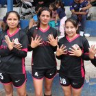 Las jugadoras del equipo Fénix, de la liga La Comuna, llevan largas y coloridas uñas.