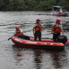 Con ayuda de bomberos, el cuerpo del venezolano Roger Alejandro Salas Méndez fue llevado hasta la orilla.