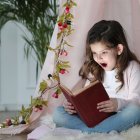Leer un cuento. ¡Es la mejor prueba de amor! El momento de la lectura debe llegar antes de dormir.