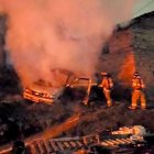 Cuencanos incendiaron un carro en el que robaron.