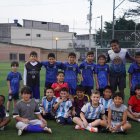 Cientos de niñas y niños entrenan a diario en la cancha del parque de Sauces 2.