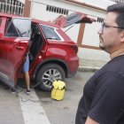 Luis se dedicó ayer a secar el interior de su ‘nave’, que había estacionado fuera de su casa.